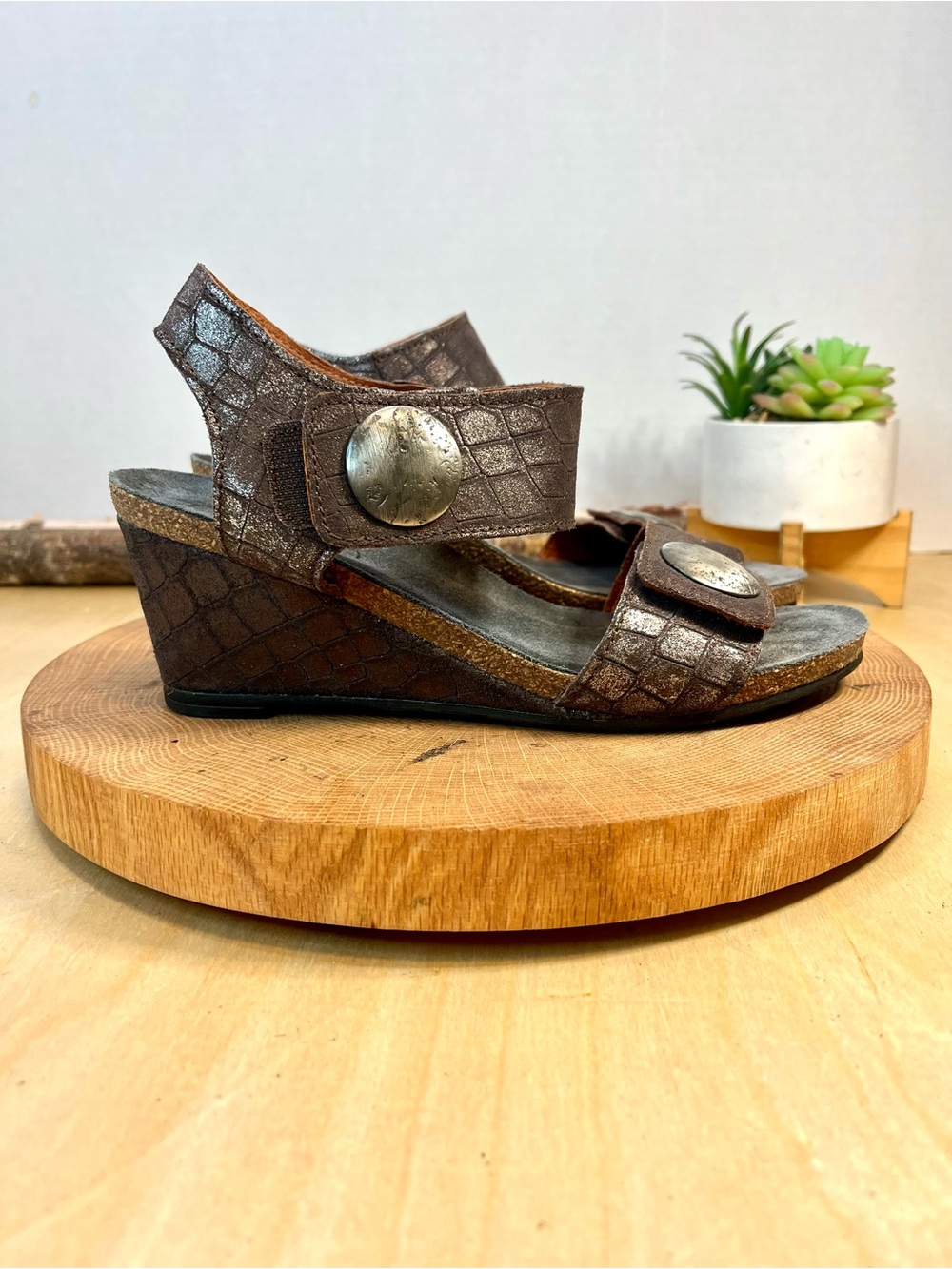 NWOB Taos Carousel 2 Reptile Embossed Leather Wedge Sandals Bronze Size 38